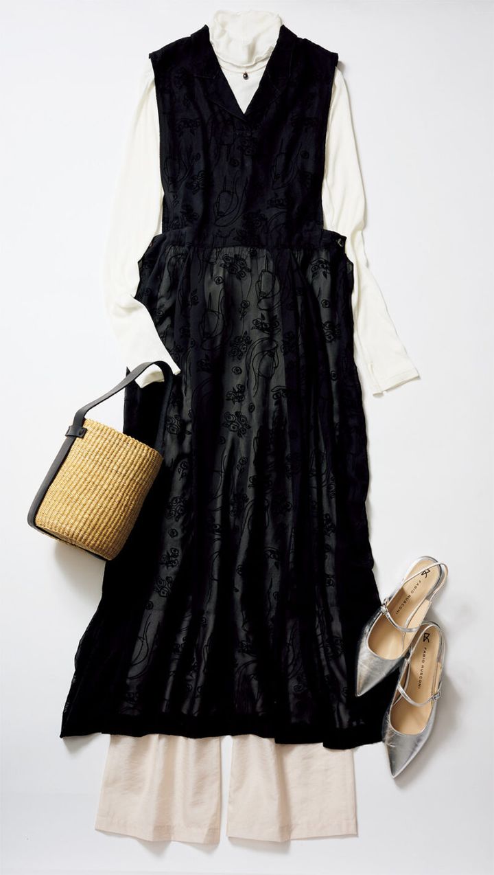 かごバッグ￥14,850 ／ル タロン（ル タロン 有楽町マルイ店）、ワンピース￥64,900、タートル￥18,700 ／ともにワイエムウォルツ（マービン＆ソンズ）、パンツ￥27,500 ／ミュラー オブ ヨシオクボ、ネックレス（チョーカー）￥49,500、チャーム￥9,900 ／ともにプラウ、パンプス￥36,300／ファビオ ルスコーニ（伊勢丹新宿本店 本館2階 婦人靴）