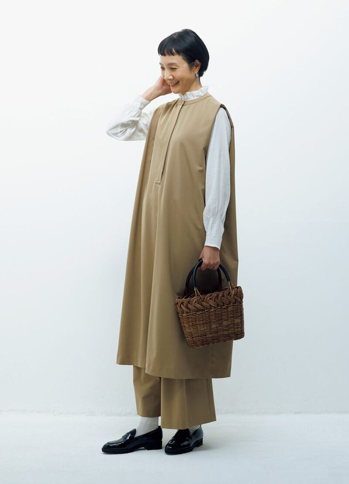 かごバッグ 価格未定／CITE、ブラウス￥26,400／アデュートリステス、ワンピース￥39,600、パンツ￥26,400／ともにロワズィール、ピアス 価格未定／プラウ、ローファー￥20,900 ／銀座ヨシノヤ、ソックス￥3,300 ／パンセレラ（真下商事）