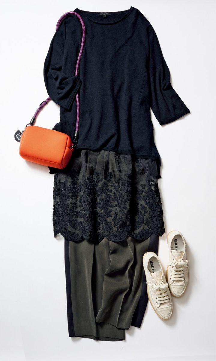 バッグ￥9,900、ストラップ（別売り）￥8,800／ともにカンペール（カンペールジャパン）、ニット￥27,500／パドカレ（パドカレ六本木）、レースキャミソール￥48,950 ／フィータ、パンツ￥29,920 ／ アストラット（ エディット ユナイテッドアローズ 梅田店）、スニーカー￥33,000 ／アンディア フォラ（プレインピープル青山）