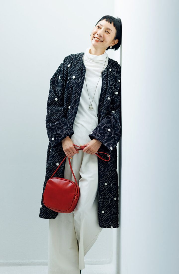 バッグ￥17,600／タイドウェイ（タイドウェイ原宿）、コート￥101,200、タートル￥13,200／ともにパドカレ（パドカレ六本木）、パンツ￥24,200／ロワズィール、ネックレス￥22,000／トレマイデ（プレインピープル青山）、ピアス 価格未定／プラウ