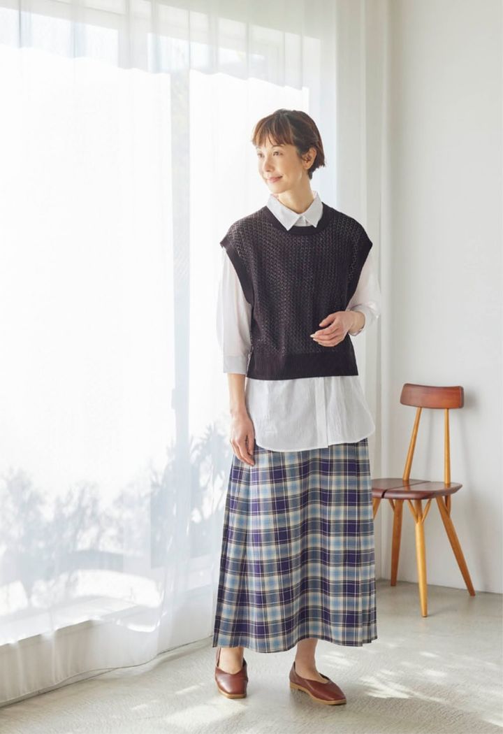 スカート¥2,189、ニットベスト+シャツセット¥3,289（ともにシーズン リーズン バイ リン アンド レッド／しまむら） 靴（しまむら参考商品）