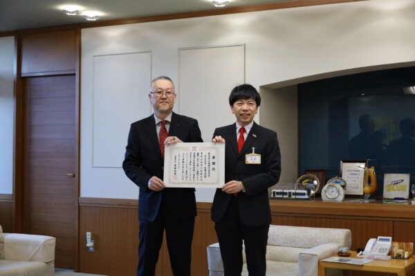 人気イラストレーター・鈴木英人氏の作品『終わりなき日々』が豊橋市美術博物館へ寄贈