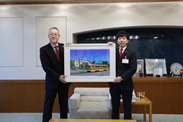 人気イラストレーター・鈴木英人氏の作品『終わりなき日々』が豊橋市美術博物館へ寄贈