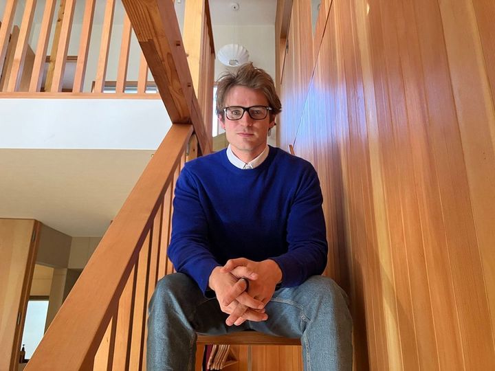 「空き家起業家」のアントン・ウォールマンさん。スウェーデン出身。モデル、俳優、YouTuber、TikTokerなどとして、日本を拠点に活動する。CMや雑誌、ウエディング広告などに出演。自身のYouTubeチャンネル『ANTON IN JAPAN』は登録者数71万人を超える。