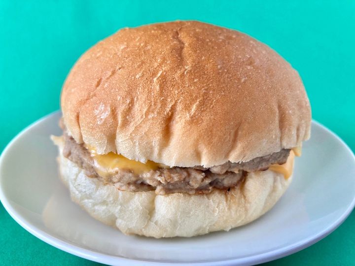 ジャンキーな感じがいい？食べ応えバッチリ！【ファミマ】香ばし醤油ソースのダブルバーガー