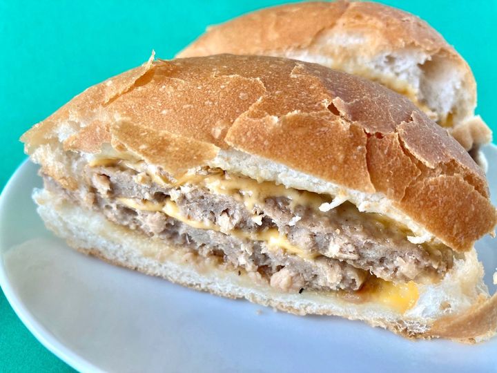 ジャンキーな感じがいい？食べ応えバッチリ！【ファミマ】香ばし醤油ソースのダブルバーガー