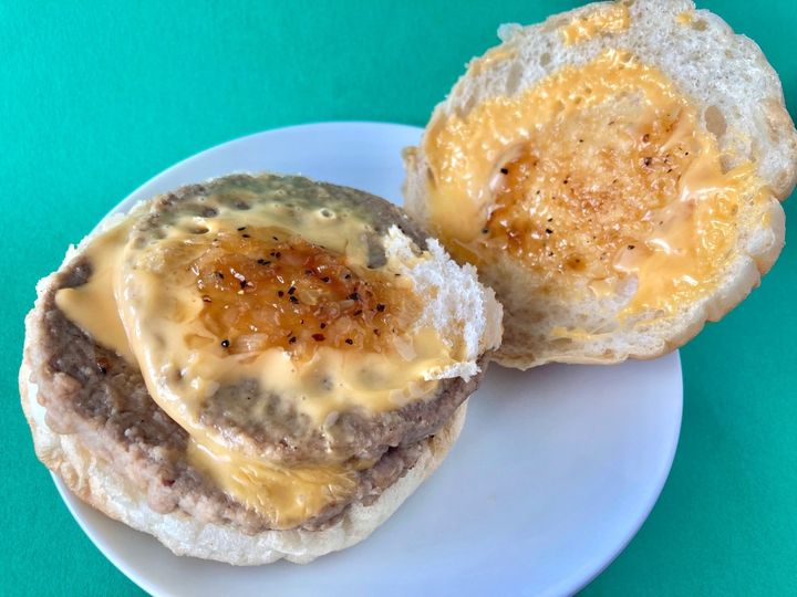 ジャンキーな感じがいい？食べ応えバッチリ！【ファミマ】香ばし醤油ソースのダブルバーガー