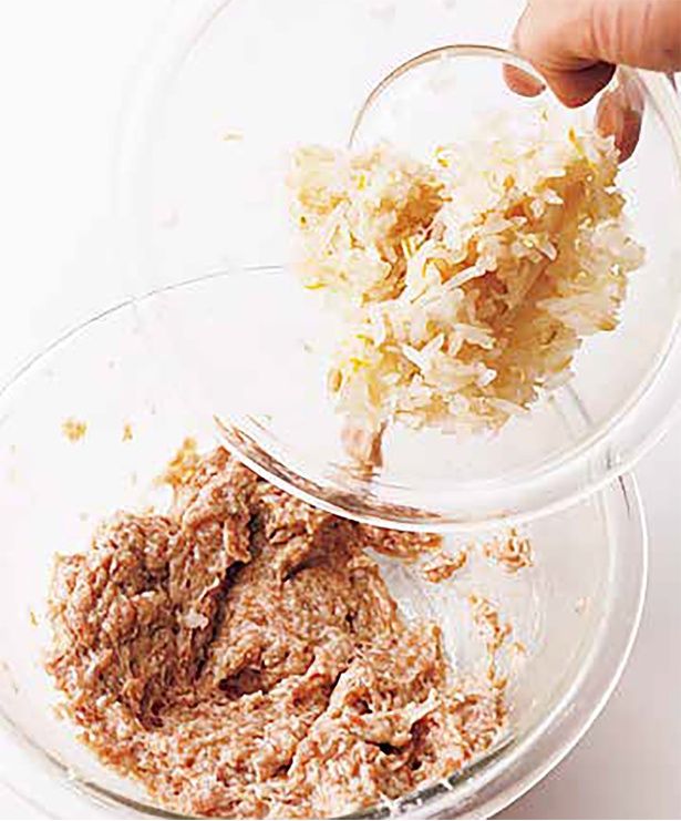 みじん切りのもやしは水けをよく絞って加える （C）レタスクラブ編集部