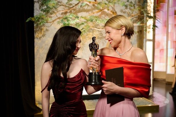 前年『ANORA アノーラ』で受賞したマイキー・マディソンと歓喜のツーショット [c]A.M.P.A.S.