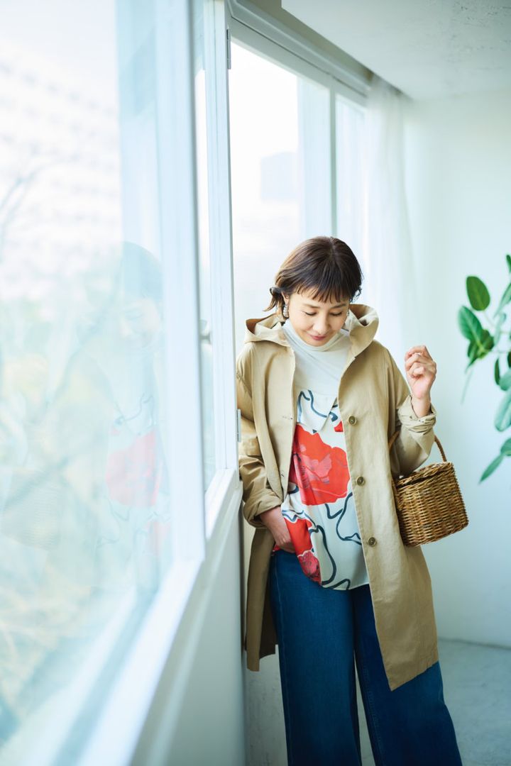 キャミソール¥18,700／ボールジィ（トゥモローランド）、コート¥38,500／ラプレ、バッグ¥15,400／ハリス（ともに金万）、イヤリング¥8,800／アビステ、タートルネックカットソー¥12,000／バナナ・リパブリック、デニムパンツ ¥8,990／ギャップ