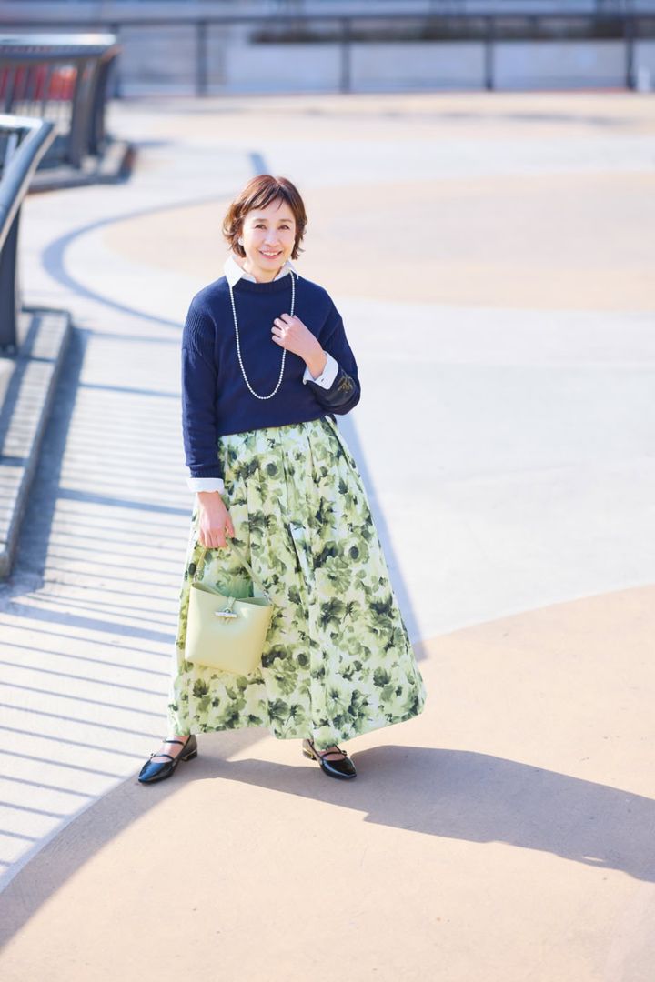 スカート¥110,000／エブール（リトルリーグ インク）、ニット¥110,000、シャツ¥55,000／ともにマディソンブルー、イヤリング¥13,090／マイケルナッシュ・ジュエリー（ズットホリック）、ネックレス¥7,150／アビステ、バッグ¥99,000／ロンシャン（ロンシャン・ジャパン）、靴¥24,200／ヒミコ