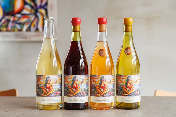 左から湘南ワインスパークリング750ml5478円、鎌倉ワインピノノワール・メルロー750ml1万780円、デラウエア・ピンク・オレンジ750ml5478円、シャルドネ750ml5478円