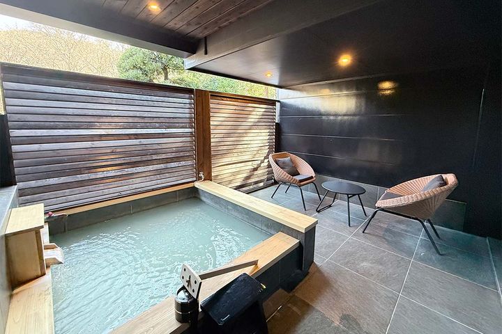 和モダンルームの半露天風呂