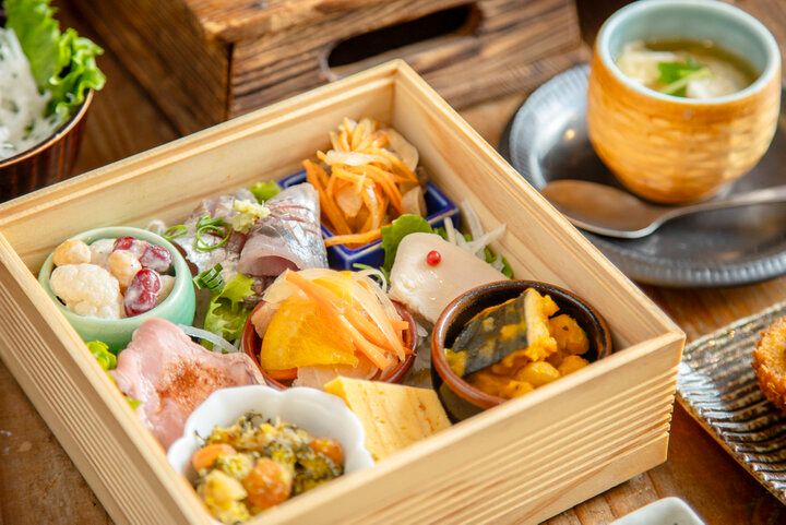 伊東の古民家で過ごす穏やかな時間。旬の魚介とふわふわのアジフライに舌鼓「ごはん酒菜 そのに」 