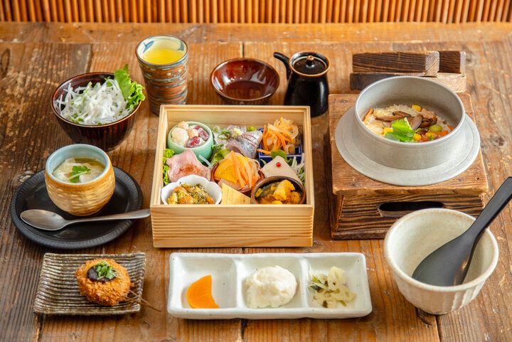 伊東の古民家で過ごす穏やかな時間。旬の魚介とふわふわのアジフライに舌鼓「ごはん酒菜 そのに」 