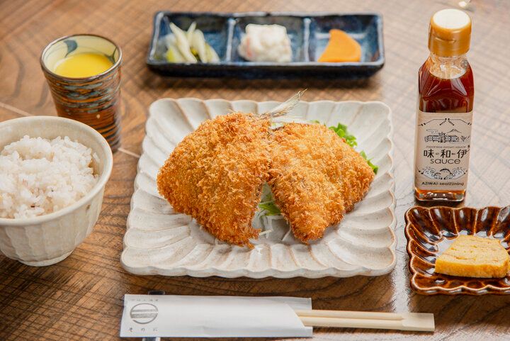 伊東の古民家で過ごす穏やかな時間。旬の魚介とふわふわのアジフライに舌鼓「ごはん酒菜 そのに」 