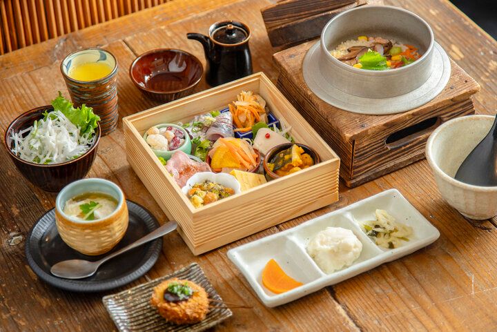 伊東の古民家で過ごす穏やかな時間。旬の魚介とふわふわのアジフライに舌鼓「ごはん酒菜 そのに」 