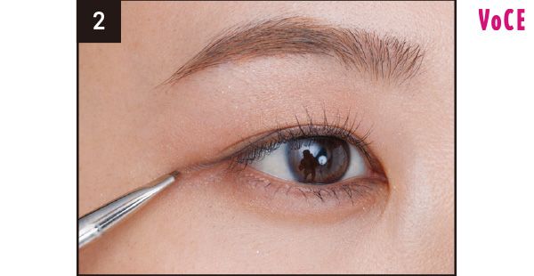 目尻にシャドウを重ねる