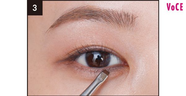 目頭の下を引き締める