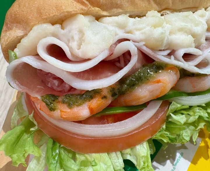 生ハムにぷりぷりのえび、そしてホクホクのポテトサラダが加わった豪華な具材感は、まさに主役級の顔ぶれ！