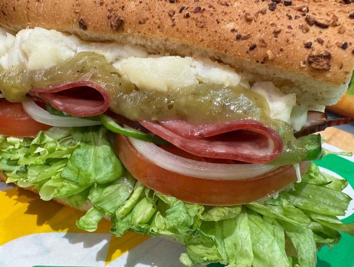 「BLT」も、チミチュリソースが入って鮮やかな春仕様に