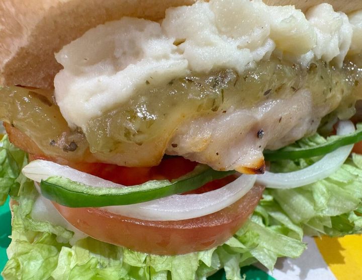 ジューシーなグリルチキンに、北海道産じゃがいも「さやか」を使用したホクホクのポテトサラダを重ねた、ボリューム満点の組み合わせ