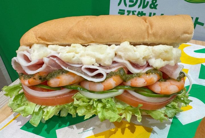 ぷりぷりのエビがやみつきに「バジル＆えび生ハムポテト」