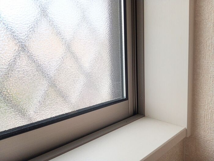 ポストに『人工芝』を敷くだけで…！？意外すぎるけど超便利。知らなきゃ損な【100均】ライフハック