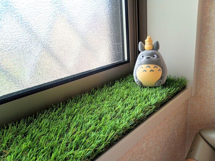 ポストに『人工芝』を敷くだけで…！？意外すぎるけど超便利。知らなきゃ損な【100均】ライフハック