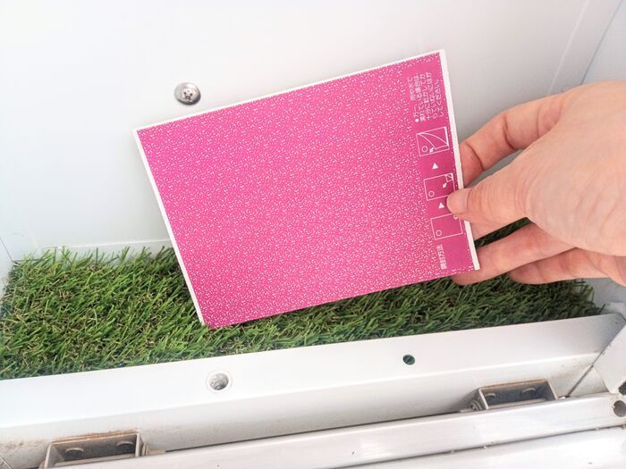 ポストに『人工芝』を敷くだけで…！？意外すぎるけど超便利。知らなきゃ損な【100均】ライフハック