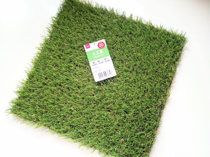 ポストに『人工芝』を敷くだけで…！？意外すぎるけど超便利。知らなきゃ損な【100均】ライフハック