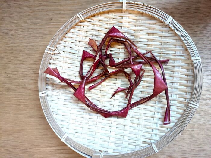 この手があったか！リンゴの皮はすぐ冷凍or乾燥が正解♪家事にメチャ使える便利アイテムに