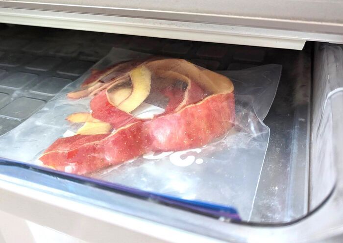 この手があったか！リンゴの皮はすぐ冷凍or乾燥が正解♪家事にメチャ使える便利アイテムに