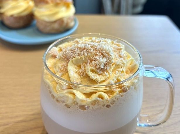 こちらも、「カスタードフレーバーホイップ」と、「シュー生地風クランチ」がトッピングされている