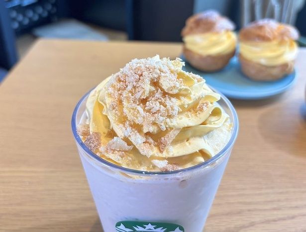 たっぷりの「カスタードフレーバーホイップ」と、シュー生地を思わせるこんがり香ばしいクランチがたまらない！