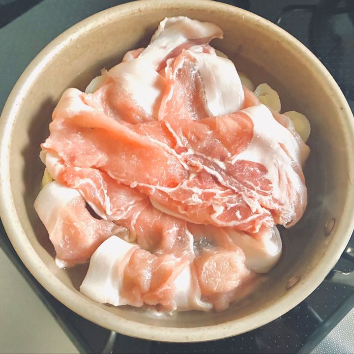 ネギの上に豚肉をならべて、蓋をしてさらに煮る。