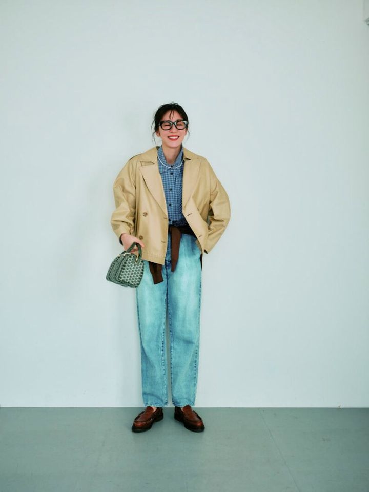 ショートトレンチで品よく `90s風のコーデを更新