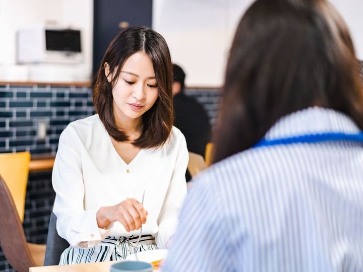 【精神科医が回答】親しい人の笑顔が減り、会話をしていてどことなく様子が違うと感じたとき、メンタルヘルス不調のSOSかもしれません。うつ病の初期症状として現れやすい変化と、接する際の注意点について解説します。