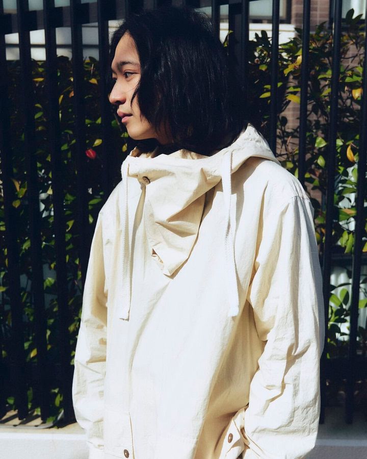 【スナップ】白ワントーンで揃えながら、スラックスで“わずかに”柄を演出