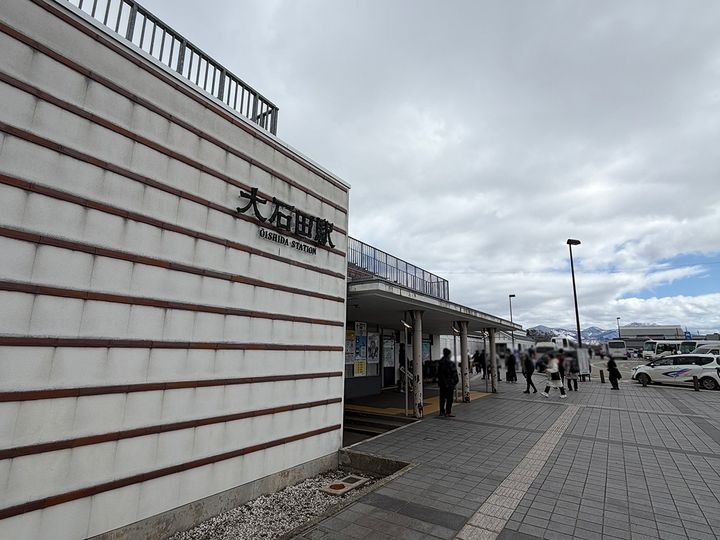 JR大石田駅のバスターミナル ※画像には一部モザイク処理を施しています
