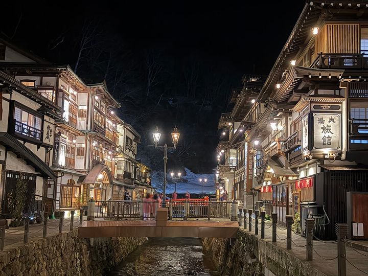 温泉街の街並み（夜） ※画像には一部モザイク処理を施しています