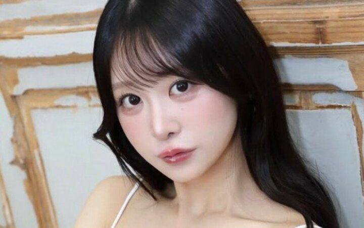 【写真・画像】「これで街歩くの！？」“令和の愛人”27歳グラドルの私服姿に驚きの声「AIみたい！」 1枚目