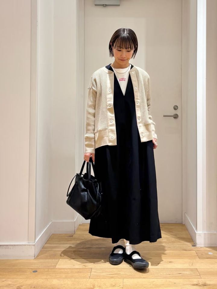 深めVネックで着まわせるジャンパースカート