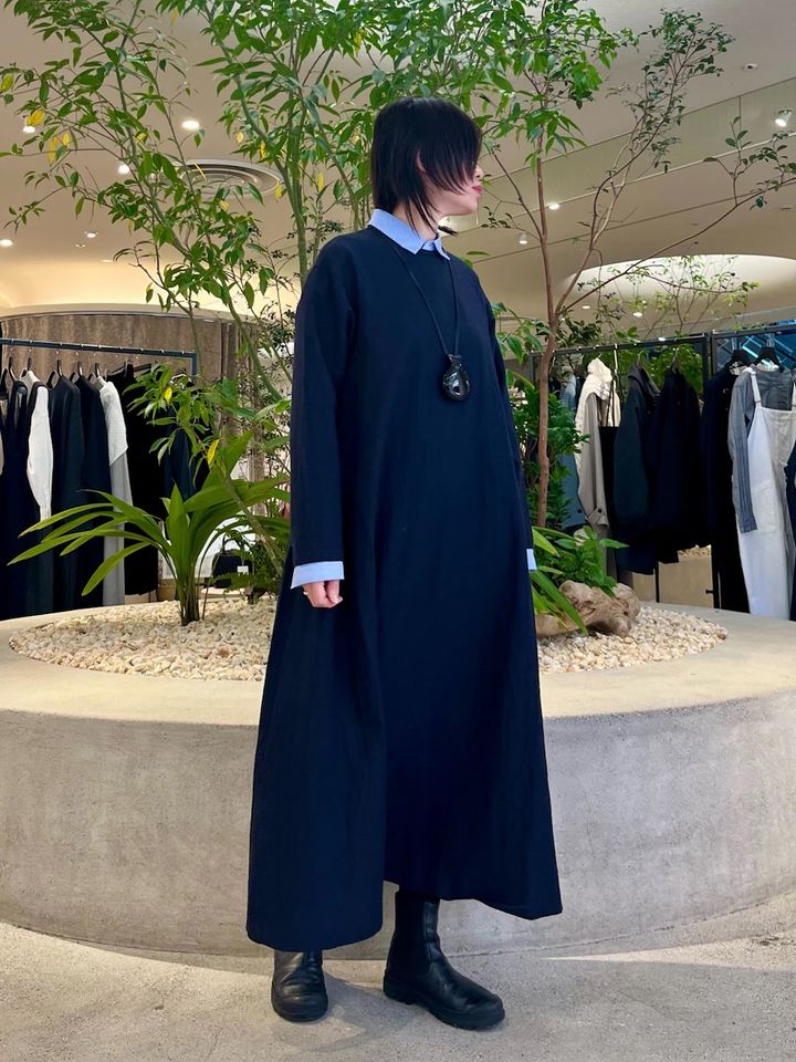ゆったりとしたAラインワンピースは紺で品よく