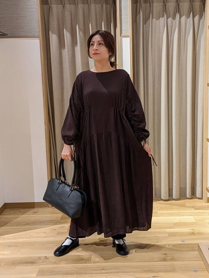 揺れ感がフェミニンなブラウンワンピ