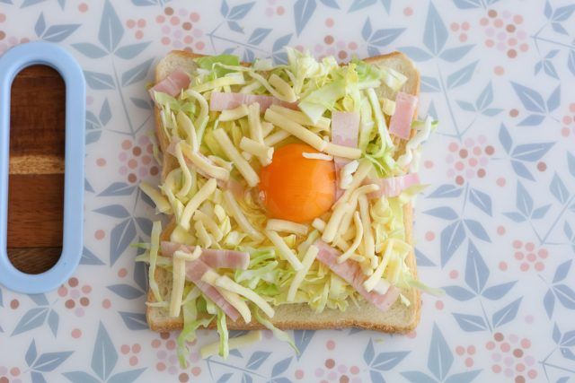 食パンの上に材料をのせる