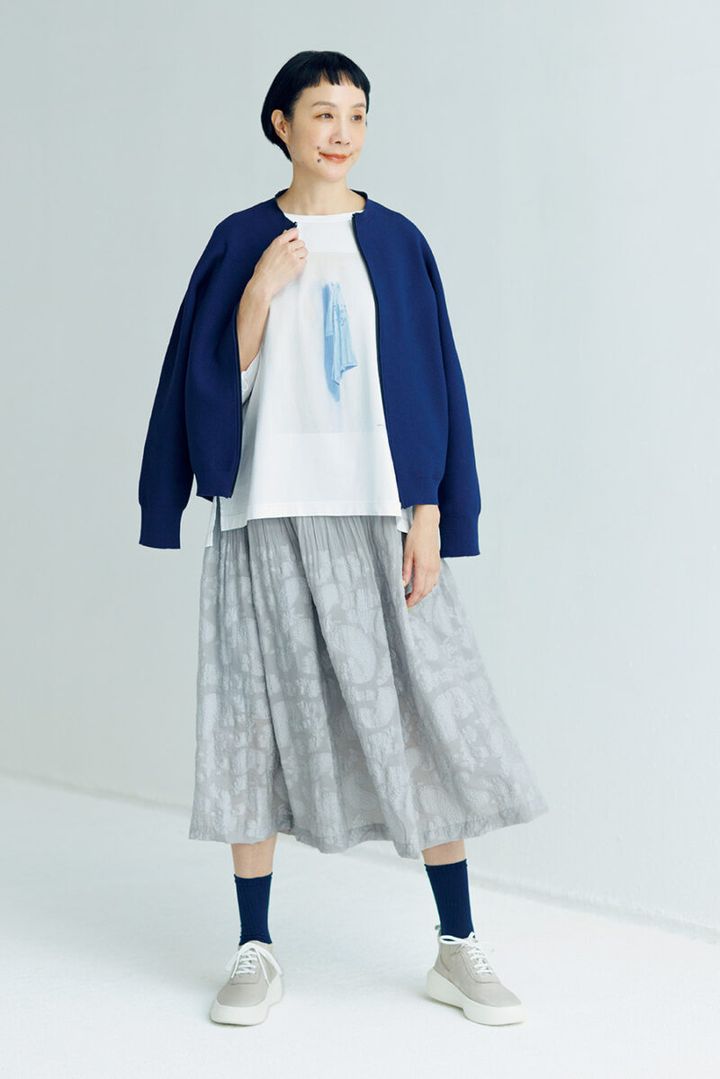 コットン混ニット￥31,900、コットンTシャツ￥19,800、スカート￥48,400、ソックス￥3,080、レザースニーカー￥31,900