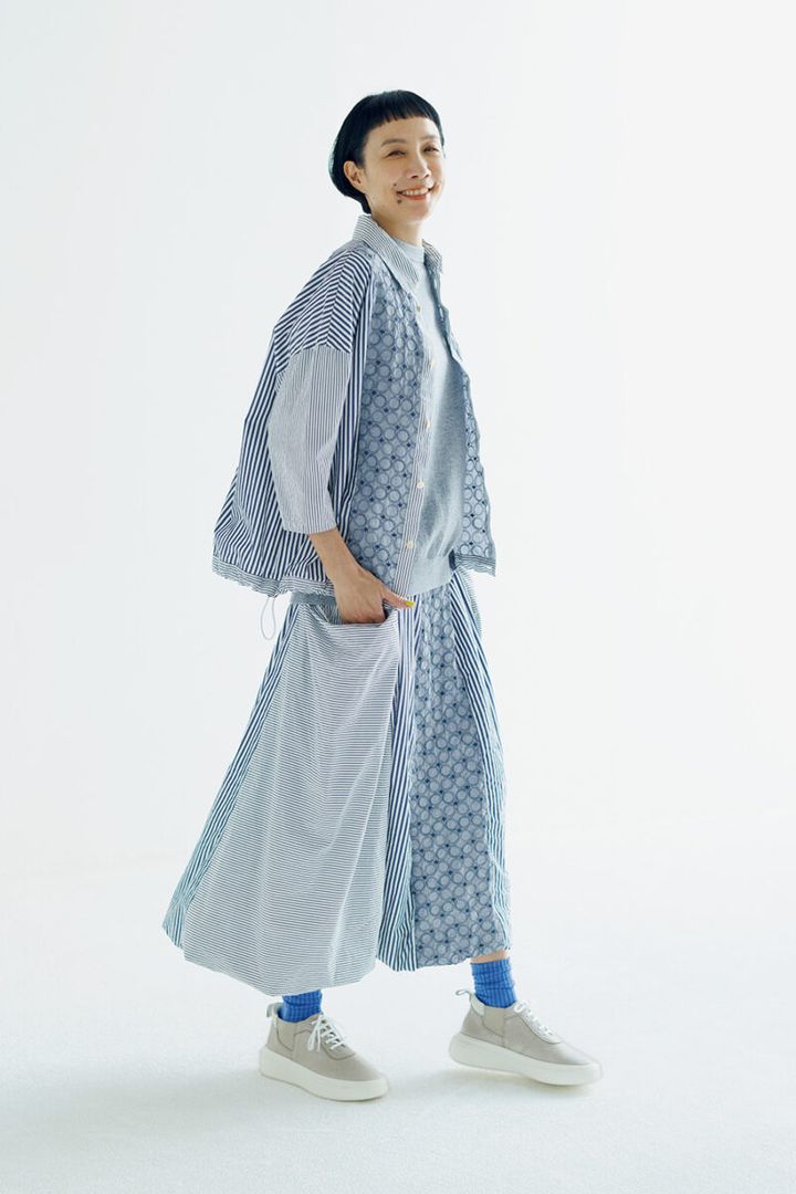 コットンブラウス￥31,900、コットンスカート￥35,200、コットンウールニットプルオーバー￥29,700、ソックス￥3, 080、レザースニーカー￥31, 900