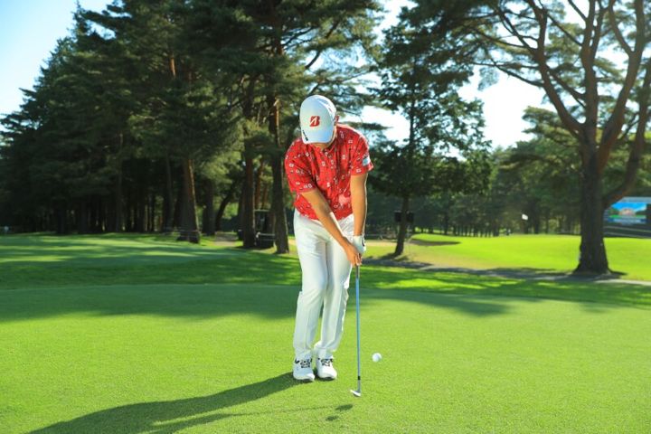 アプローチでボールを芯でミートする方法！男子プロがレッスン