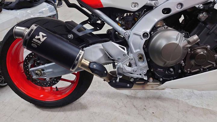 カスタムの定番マフラー交換。排ガスや音量など目に見えない項目なので一目で違反というのはわかりにくいところ。一番安心できるのは【JMCA認証プレート付き】【車検対応マフラー】などのしっかりとした内容が書かれていることだろう。写真はワイズギアより発売されている、XSR900 GP用の純正オプション品で両項目ともしっかり満たしている製品だ。